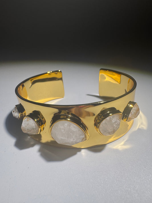 18-Karat-vergoldete Armspange mit fünf funkelnden Bergkristallen – eleganter Kristallschmuck