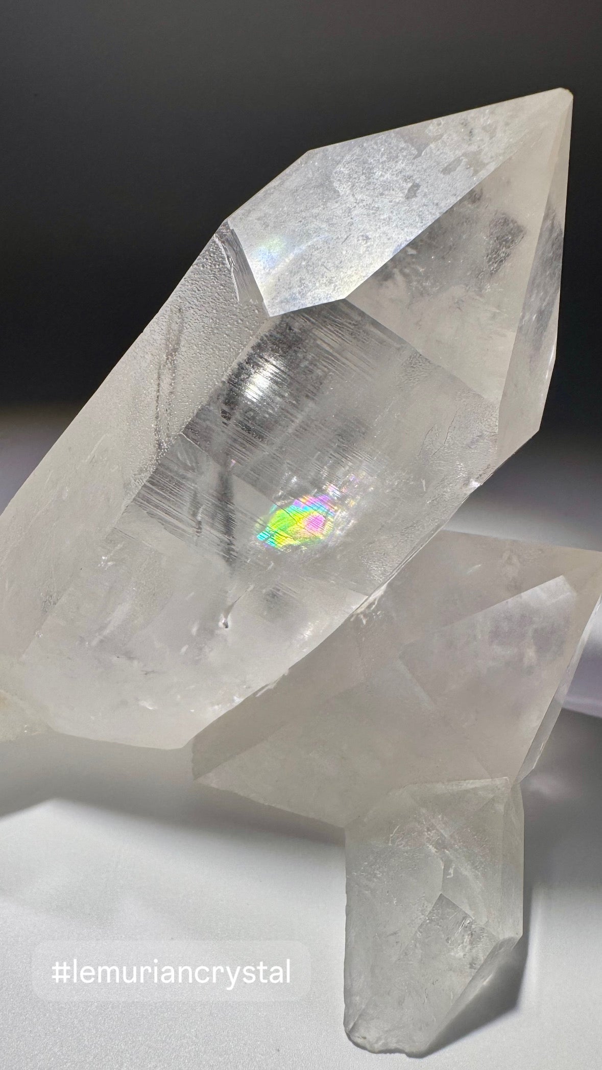 Lemurian Bergkristall-Cluster mit zwei perfekten Spitzen – 13 cm hoch, 14 cm lang, 593 g – Extraklar & unbehandelt aus Brasilien