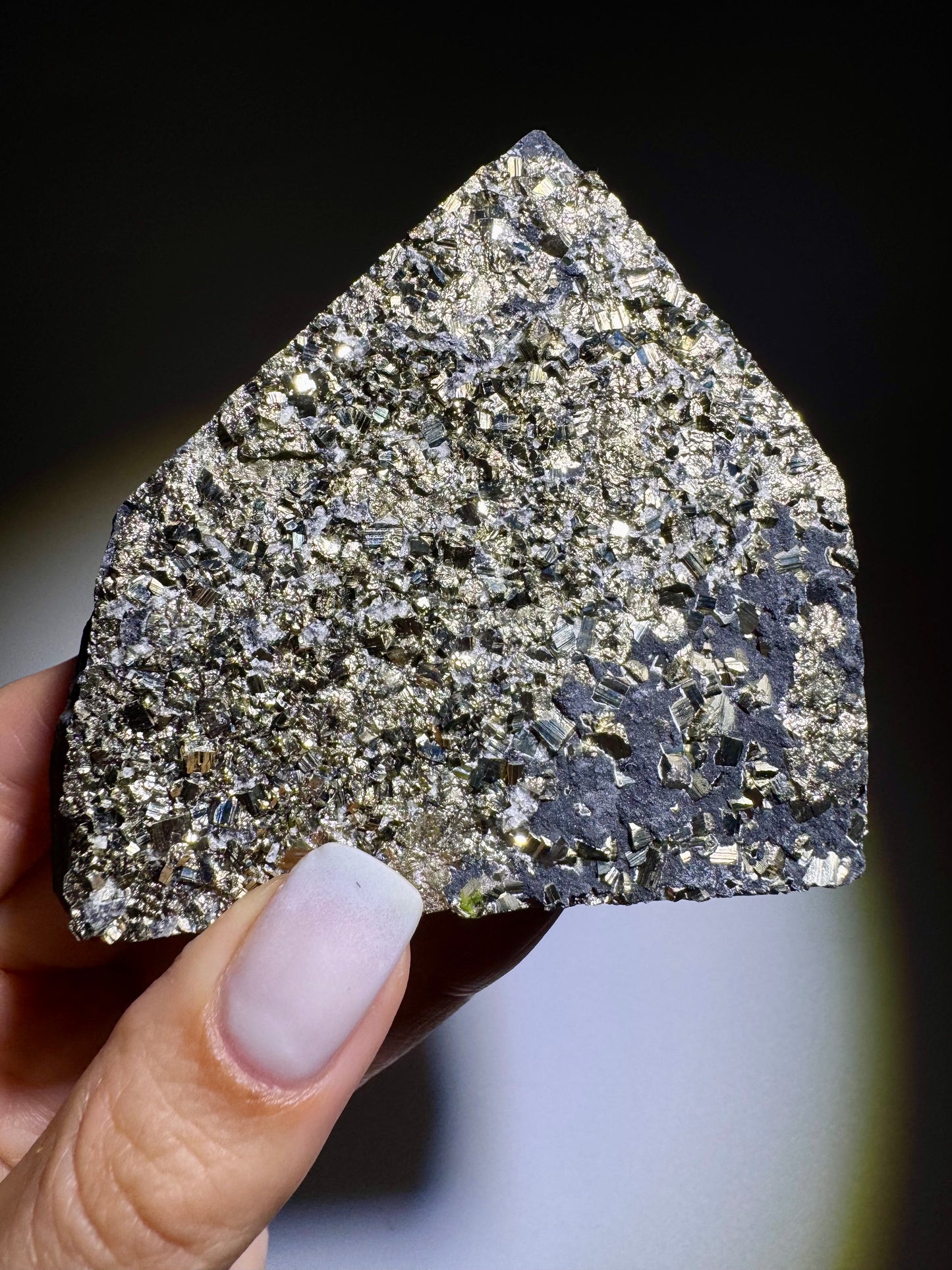 Schungit-Pyramide mit Pyrit Kristallen – 7 cm, 199 g – Schutz & Glück, energetischer Ausgleich, Unikat aus Brasilien