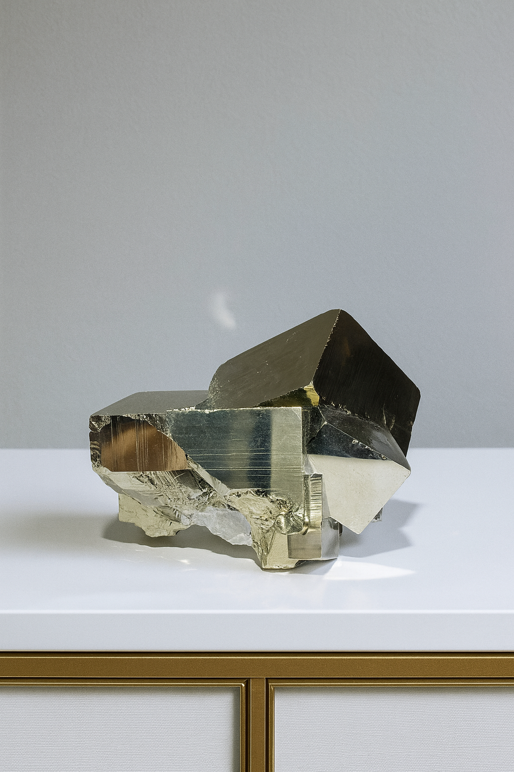Perfekter Pyrit Kubus - 7x7x8cm