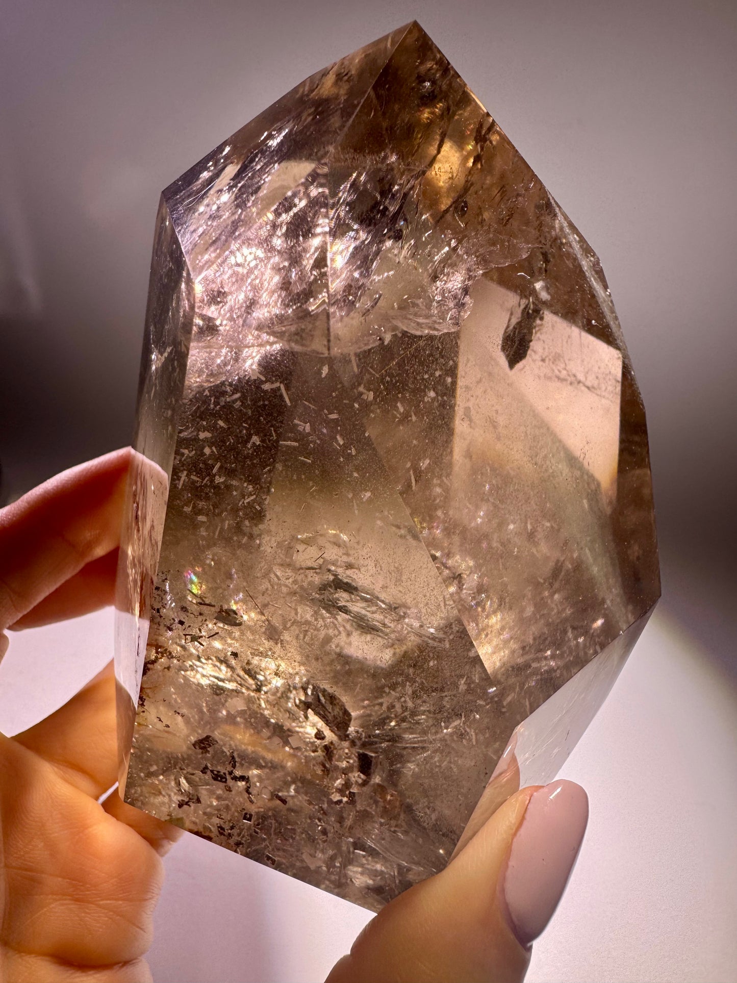 754 g schwere Rauchquarzspitze in Museumsqualität mit champagnerfarbener Transparenz