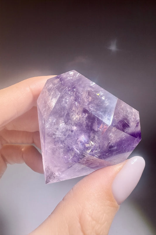 Phantom Amethyst mit Regenbogen – Diamantform 5.3 cm
