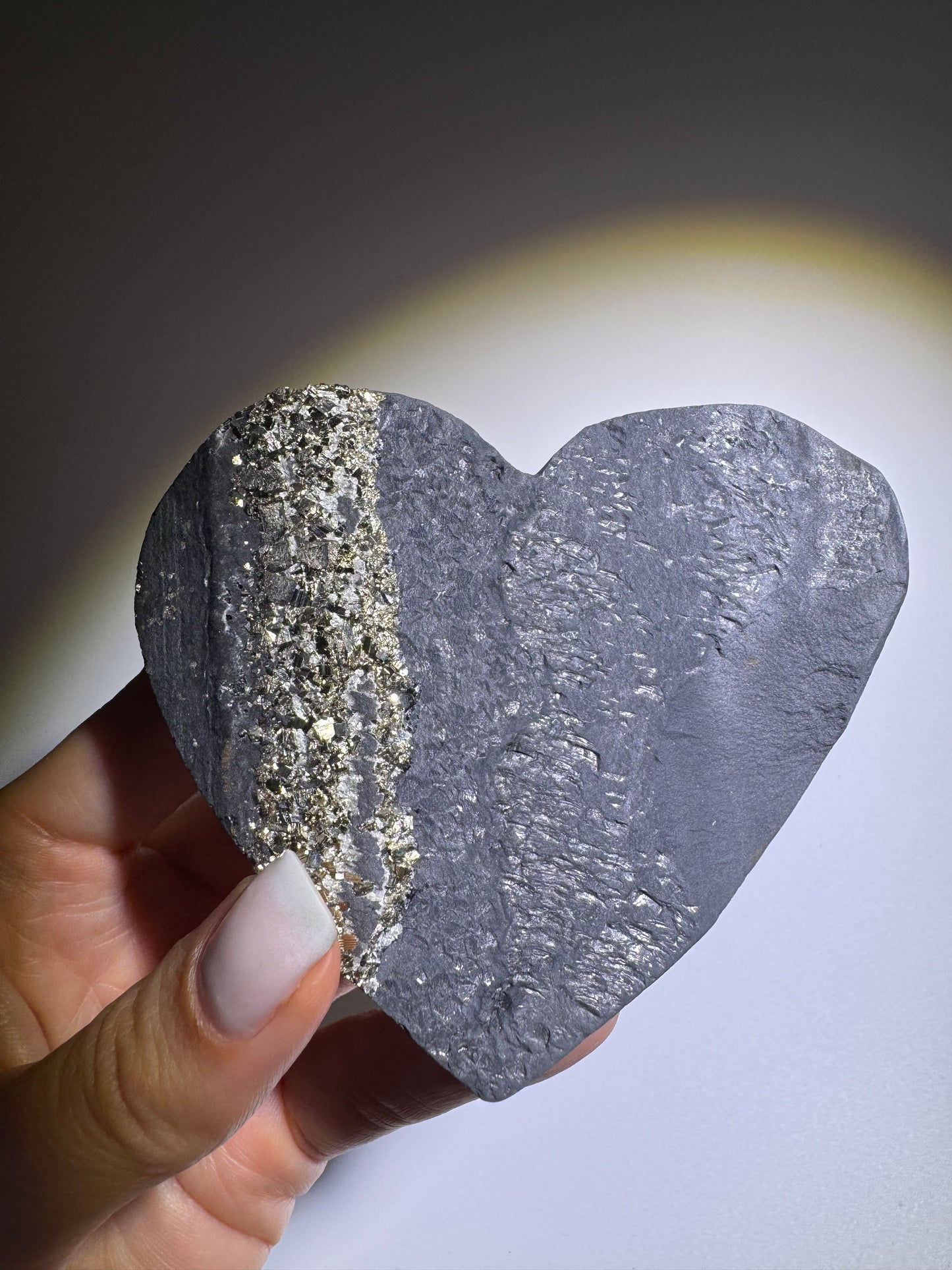 Schungit Herz mit Pyrit Kristallen aus Brasilien – 9 cm, 221 g, Schutz vor elektromagnetischer Strahlung & Energieausgleich