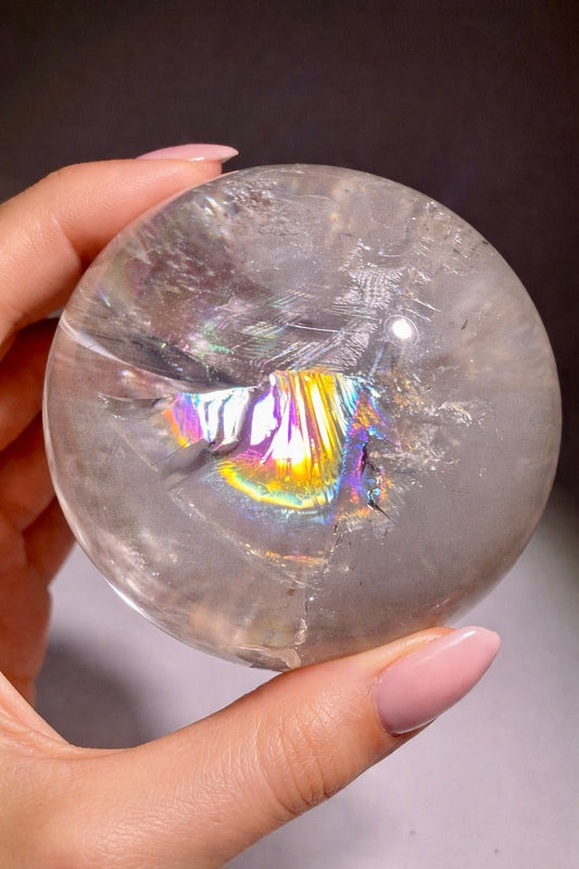 Lichtvolle Lemurian Kristallkugel 6,5 cm, 380 g – mit Regenbogeneffekt
