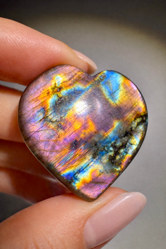 Labradorit Herz 3 cm – handmade mit lila-gold-blau-pink Flash – seltener Edelstein