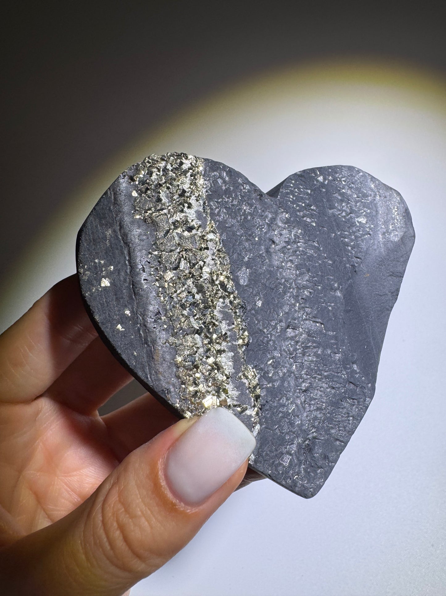 Schungit Herz mit Pyrit Kristallen aus Brasilien – 9 cm, 221 g, Schutz vor elektromagnetischer Strahlung & Energieausgleich