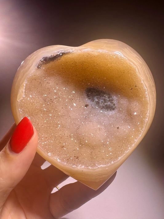 Achat-Herz mit intensivem Galaxie-Effekt aus Brasilien – 8,3 cm gross, 225 g schwer