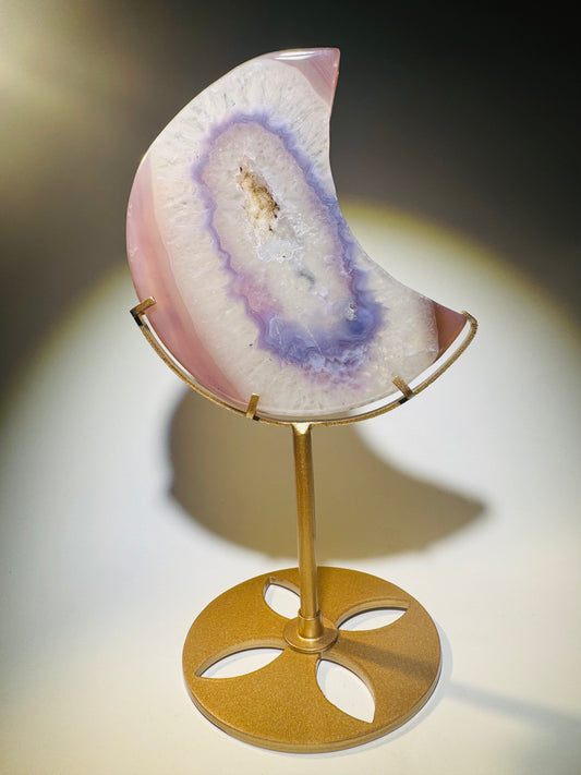 Eleganter Achat-Mond auf goldenem Ständer – edler Heilstein für Harmonie & Ästhetik