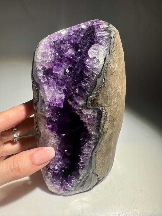 Amethyst Druse mit intensiver violetter Farbe und funkelnder Rückseite