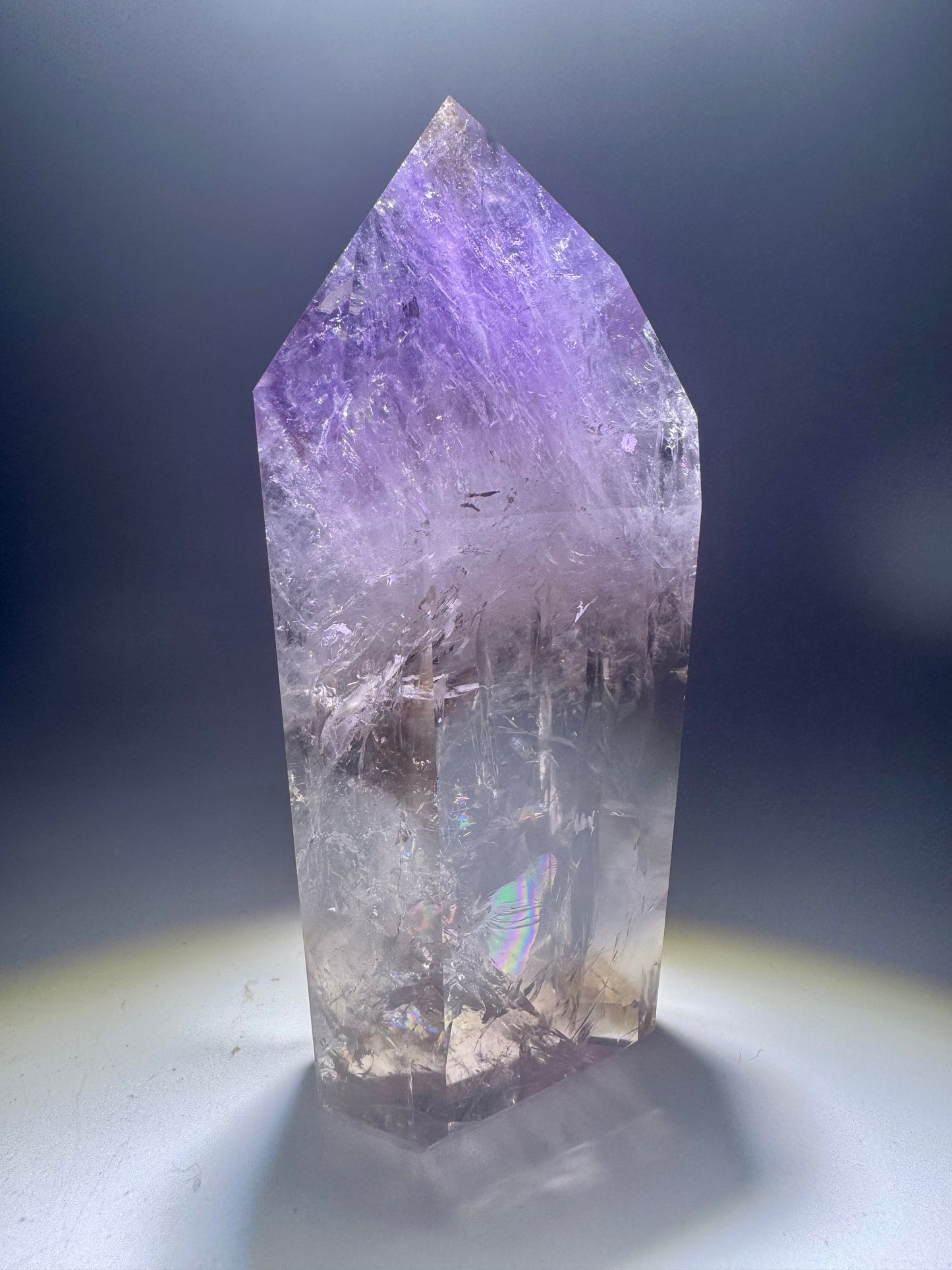 Ametrin-Kristall mit leuchtenden Citrin-Phantomen und Amethyst-Struktur