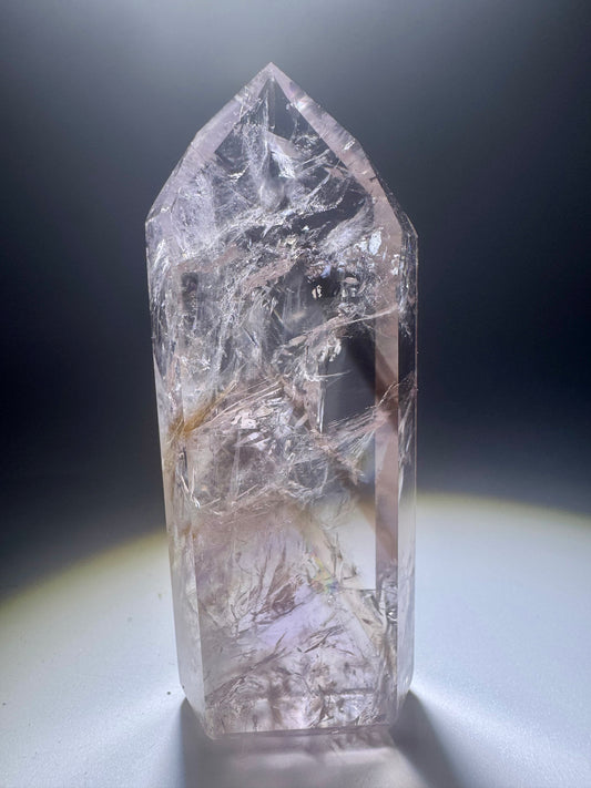 Ametrin-Phantomspitze aus Brasilien mit fluoreszierenden Citrin-Phantomen bei UV-Licht