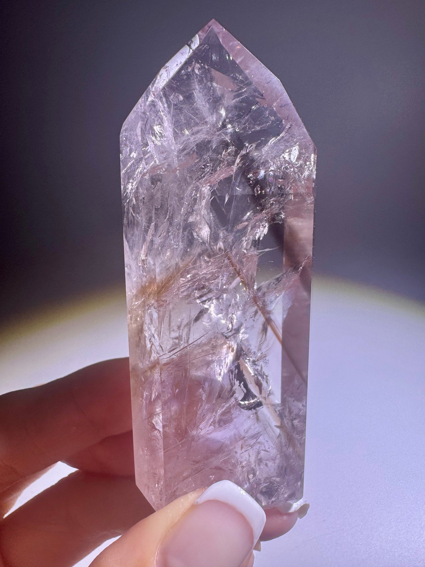 Ametrin-Phantomspitze aus Brasilien mit fluoreszierenden Citrin-Phantomen bei UV-Licht