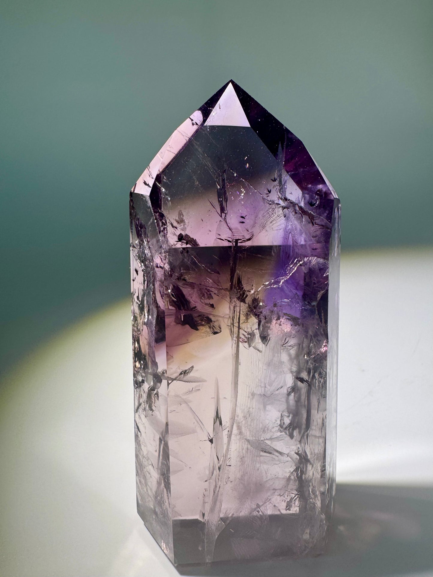 Ametrinspitze 8,6 cm – klare Kombination aus Amethyst- und Citrin-Kristall mit feinen Phantomen in 1A-Museumsqualität, Brasilien