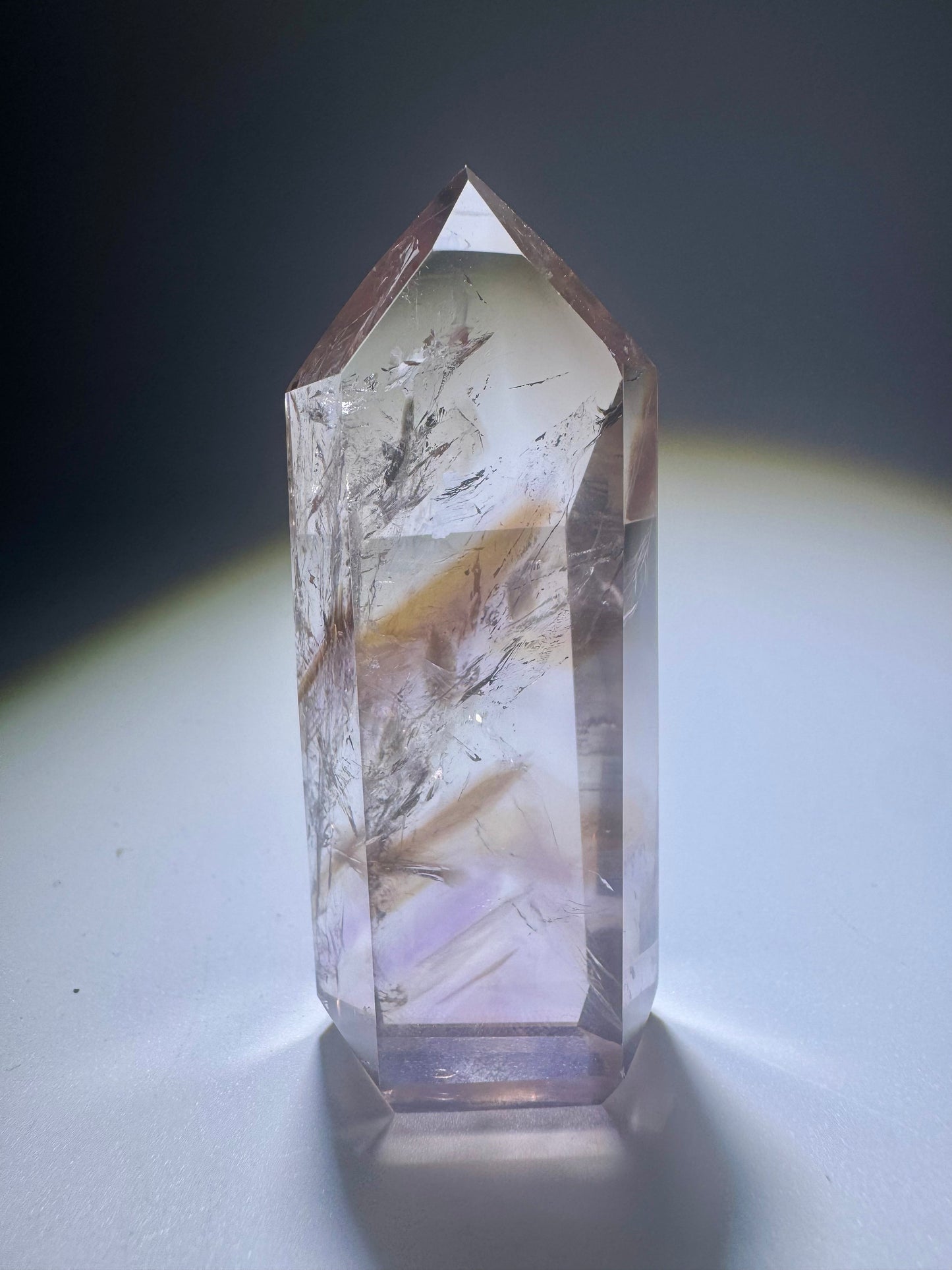 Ametrinspitze mit Amethyst- und Citrin-Phantomen in seltener UV-Reaktion