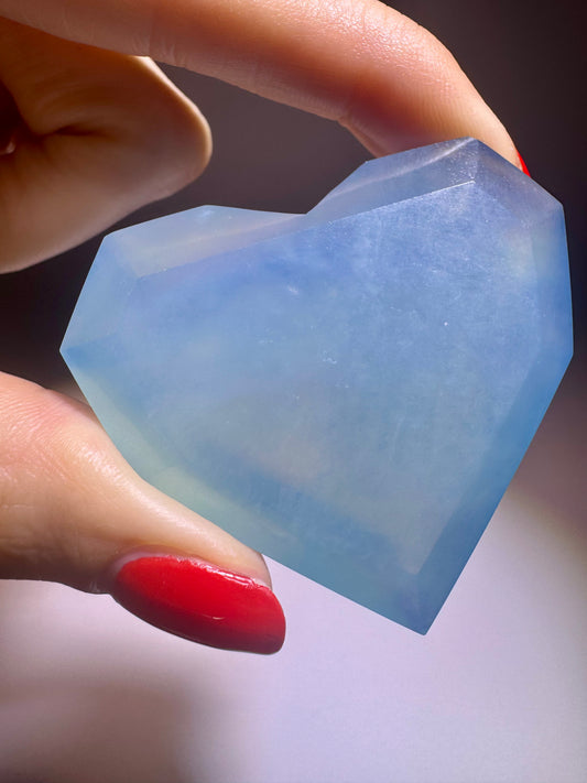 Aquamarin Kristallherz mit lichtvoller Facettierung – romantisches Geschenk