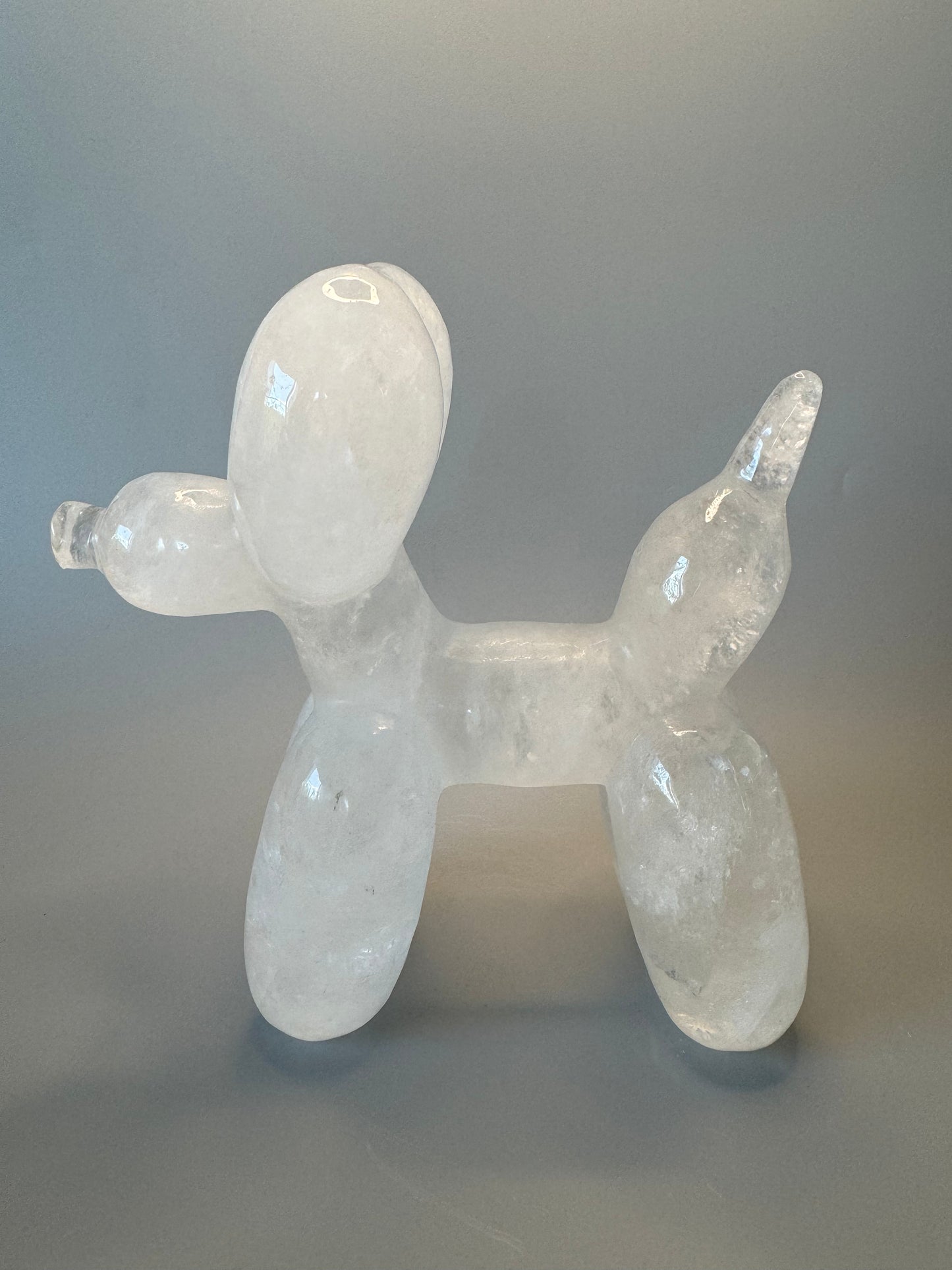 Balloon Dog Skulptur aus Bergkristall – inspiriert vom ikonischen Jeff Koons Design – handgefertigtes Kristallkunstwerk