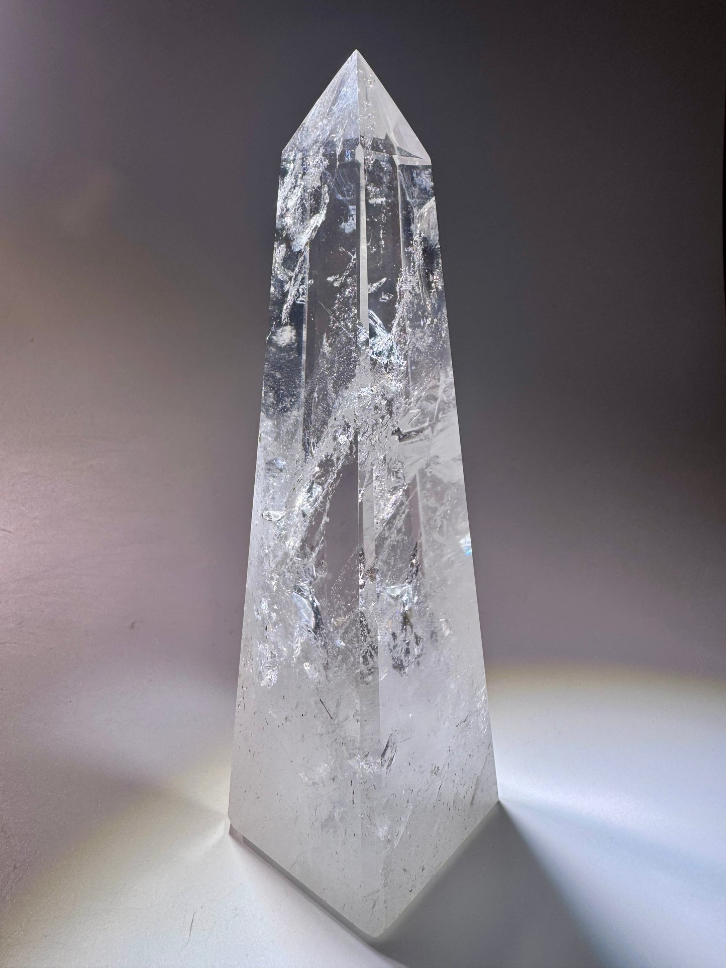 Bergkristall-Obelisk mit Regenbogen – 14,5 cm hoch, klare Struktur & vierkantige Form, handgeschliffen in Brasilien