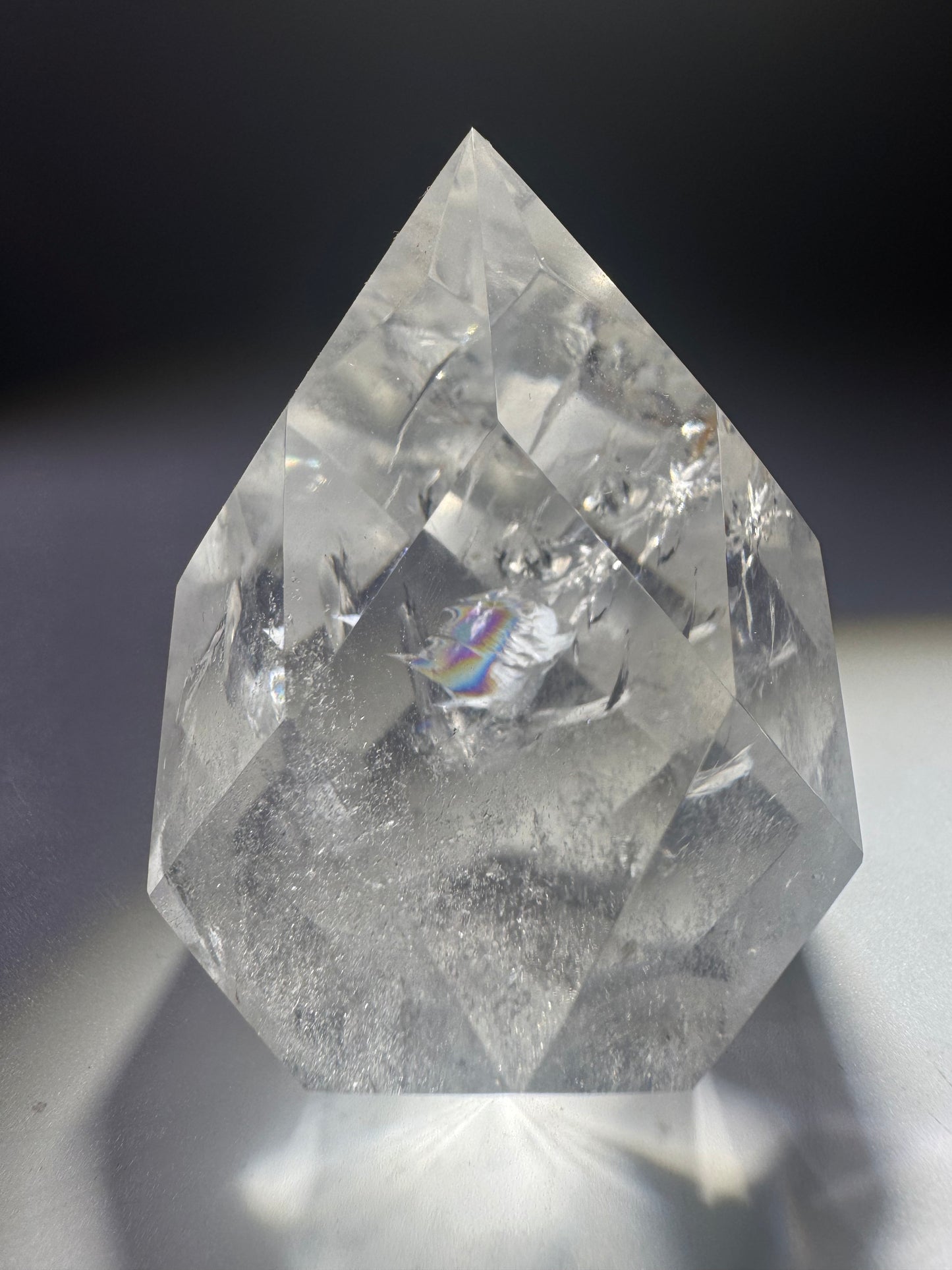 Bergkristall-Ornament facettiert – 5.8 cm, 149 g, glasklarer Quarz mit Regenbogeneinschlüssen, handgeschliffen