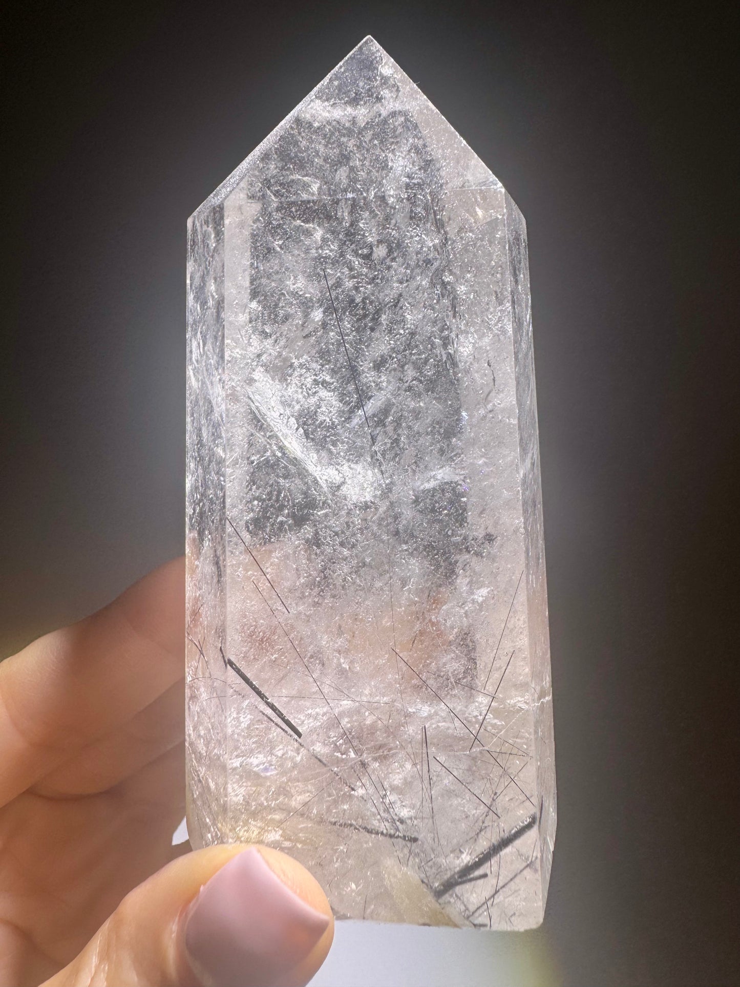 Bergkristall mit eingebettetem Turmalin – naturbelassener Kristall, 10 cm