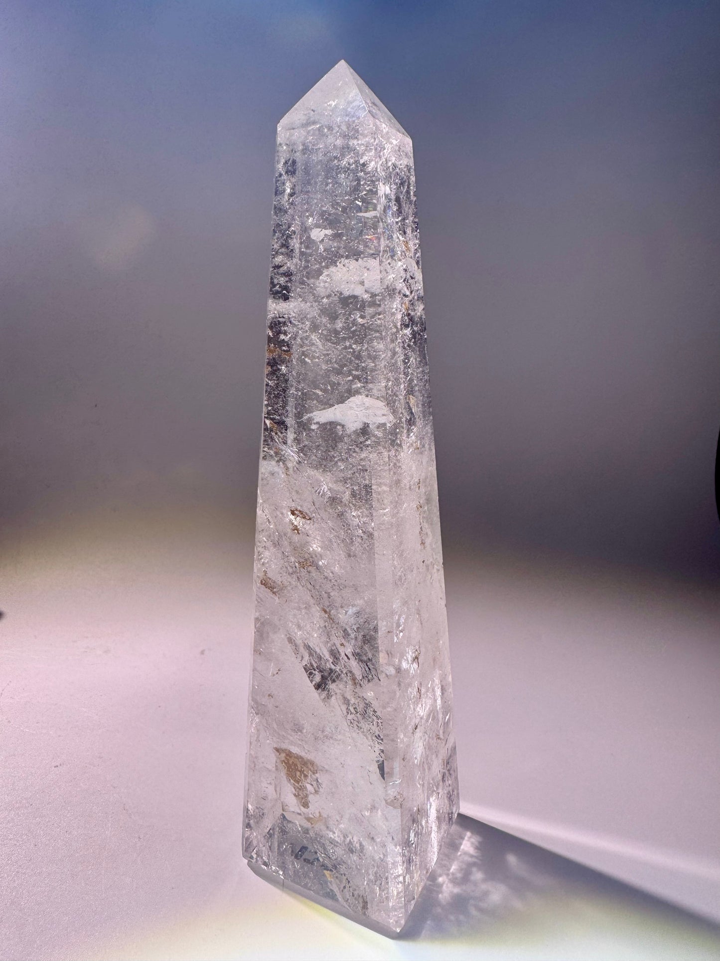 Bergkristall mit klarer Struktur – Vierkantiger Obelisk mit 17 cm Höhe, von Hand geschliffen in Brasilien
