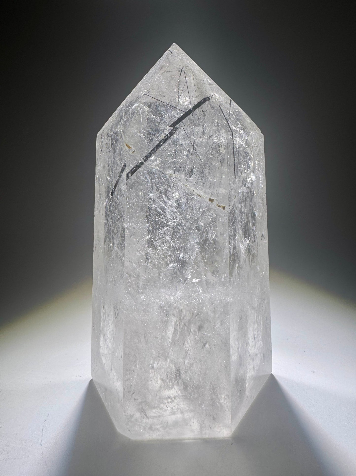 Bergkristallspitze mit feinen Rutilnadeln & schwarzem Turmalin – 10.5 cm