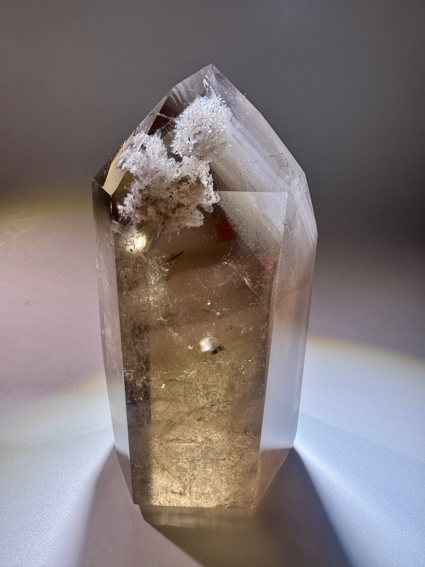 Besondere Rauchquarzspitze mit Chlorit und Phantomlinien – 11,5 cm, 508 g, handverlesen aus Minas Gerais