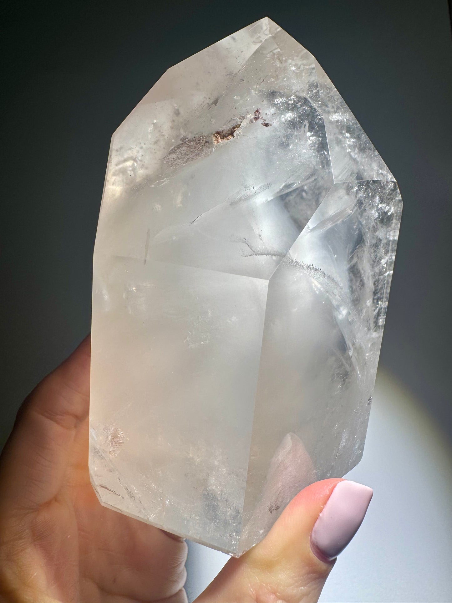 Bezaubernder Lithium-Kristall – naturbelassene Spitze mit Phantomen & zarten Rosatönen