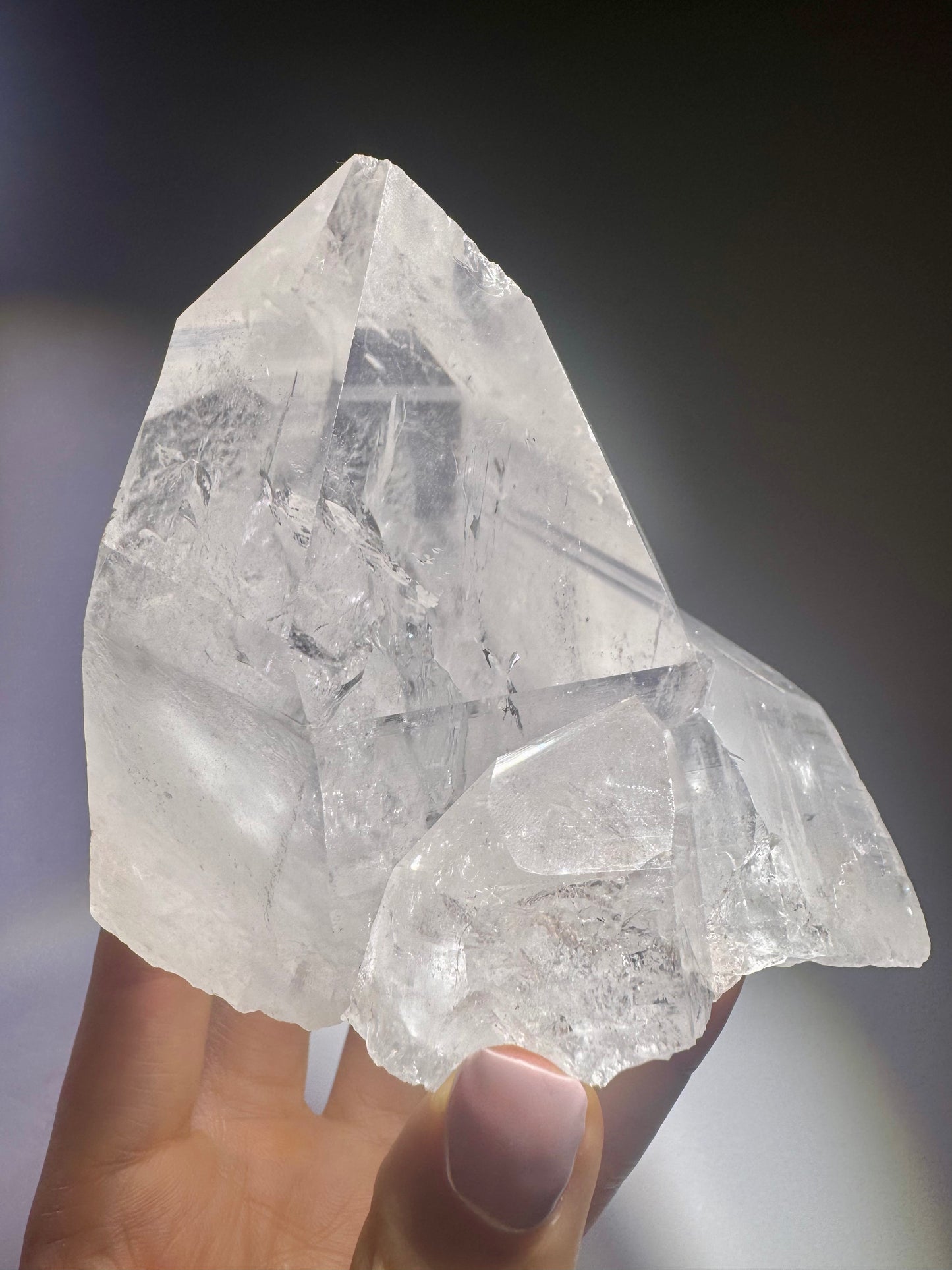 Brasilianische Bergkristall Spitze auf Stufe – 10 cm, 763 g, naturbelassen, extraklar & mit feiner Innenstruktur
