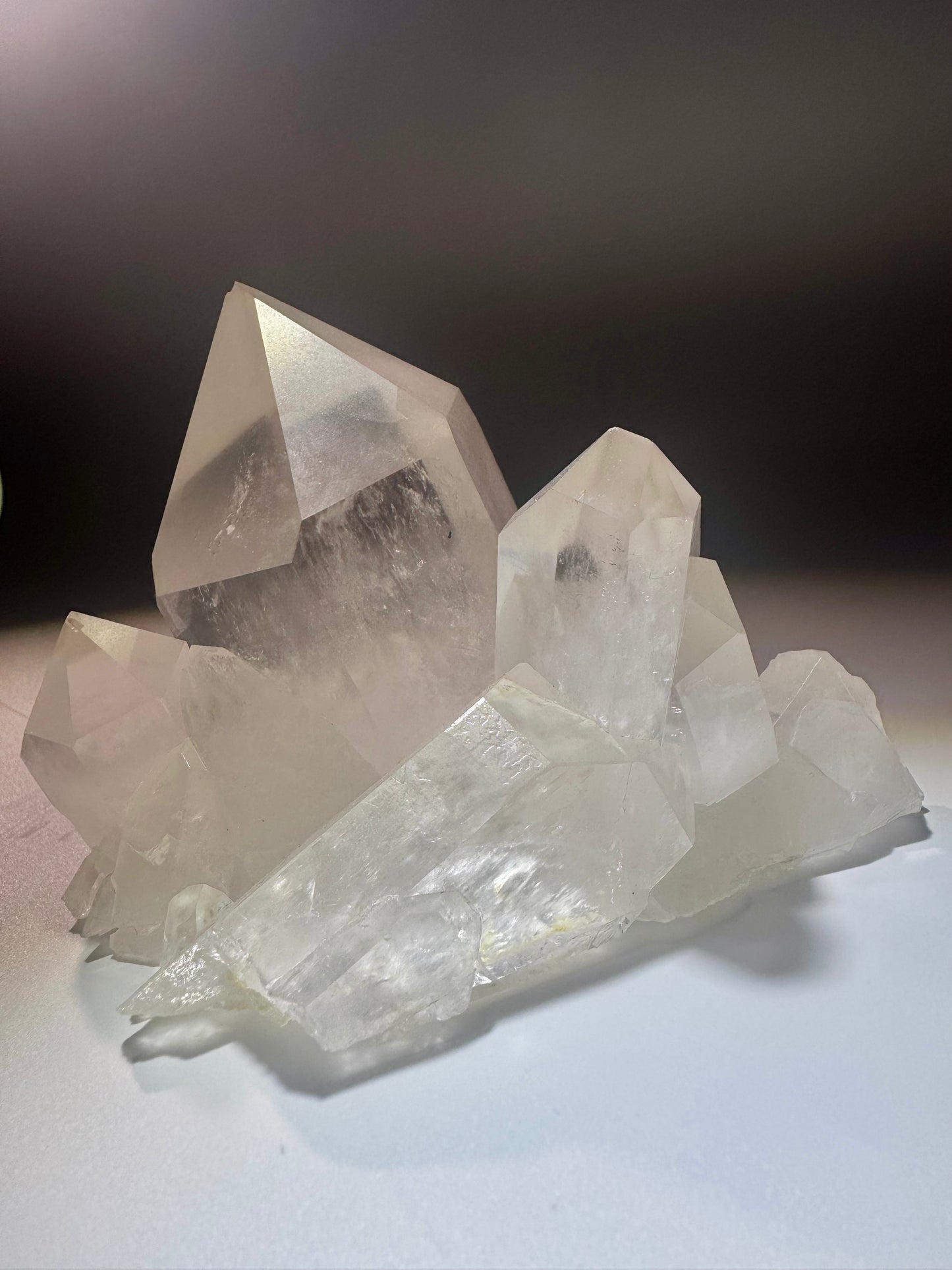 Brasilianische Bergkristall Stufe in perfekter Klarheit, 12 cm gross, 590 g – Unikat für Sammler, Heilarbeit und energetische Räume