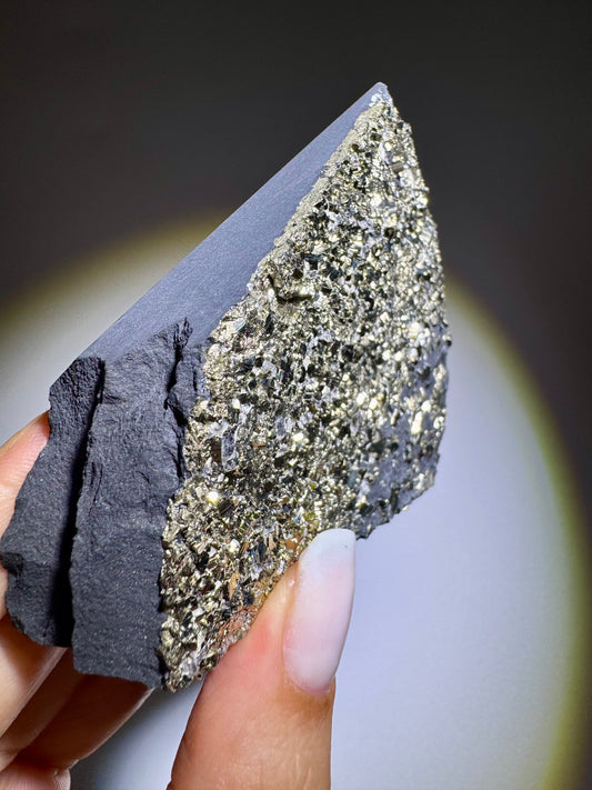 Schungit-Pyramide mit Pyrit Kristallen – 7 cm, 199 g – Schutz & Glück, energetischer Ausgleich, Unikat aus Brasilien