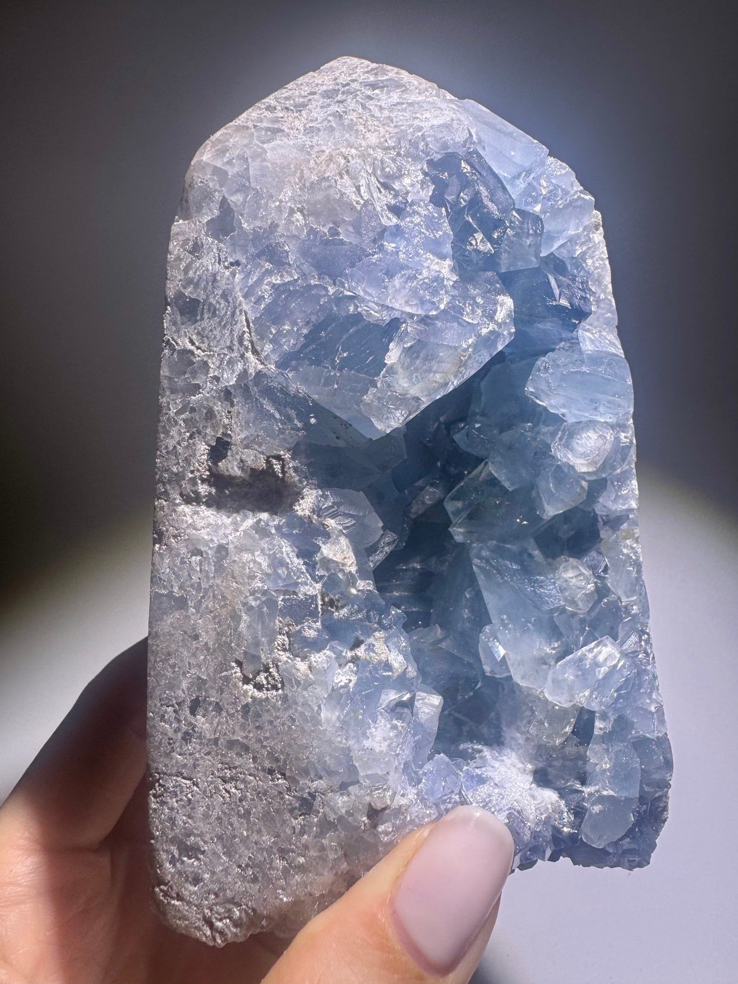 Celestin Spitze 13 cm – hellblauer Edelstein mit extra klaren Kristallen aus Madagaskar in Premiumqualität