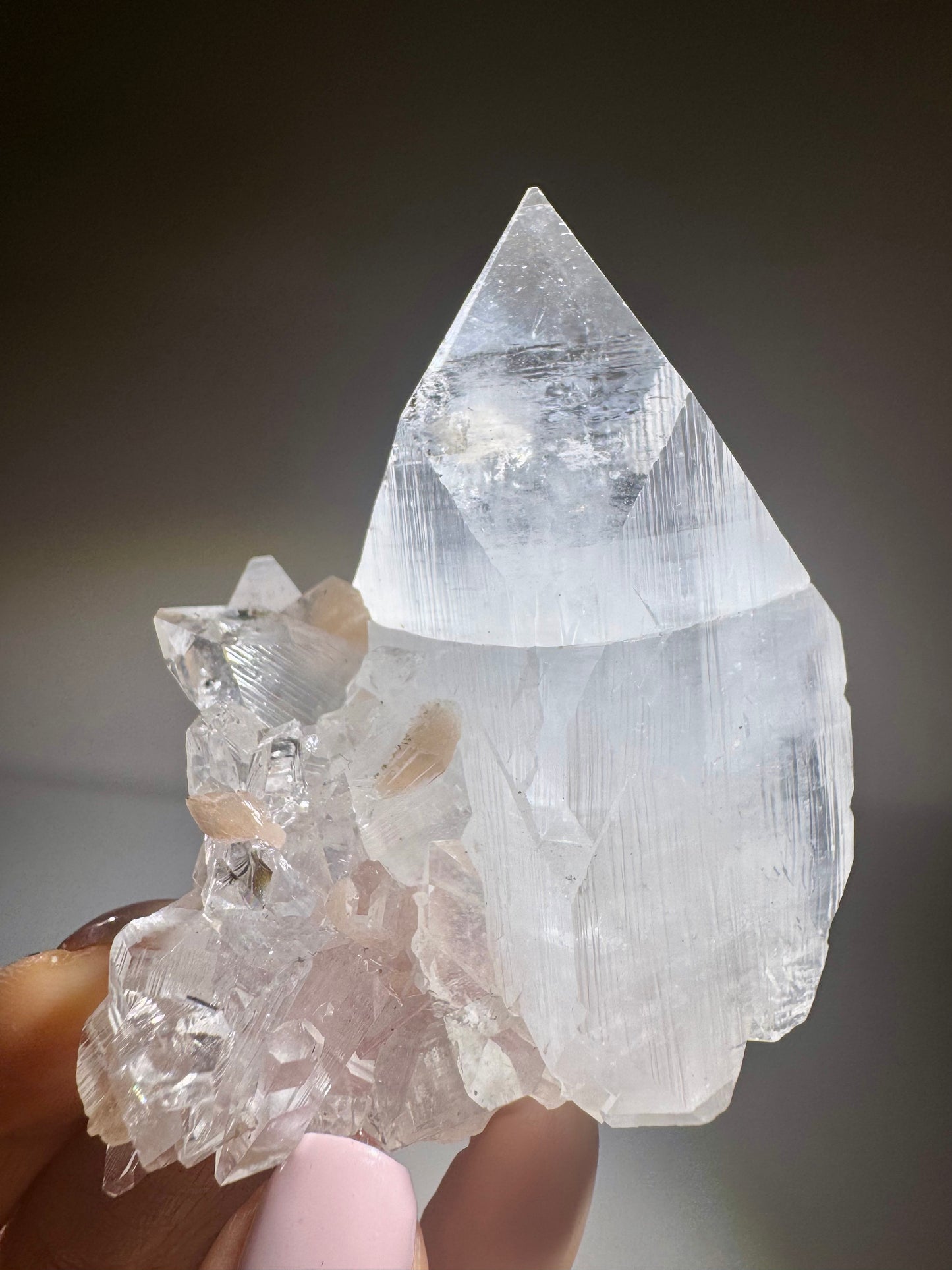 Diamond Apophyllite Kristall mit Desmin Einschlüssen – 6x6 cm – Funkelnde Premiumqualität aus Indien