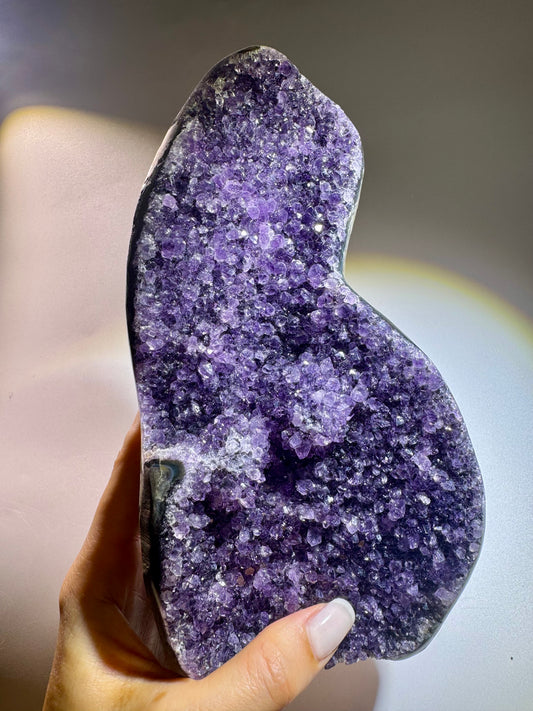 Dunkelviolette Amethyst Cutbase aus Uruguay mit blütenartigen Kristallspitzen – 20 cm