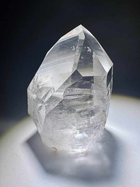 Edel und klar: Lemurianer Heilstein mit faszinierender Tiefenstruktur