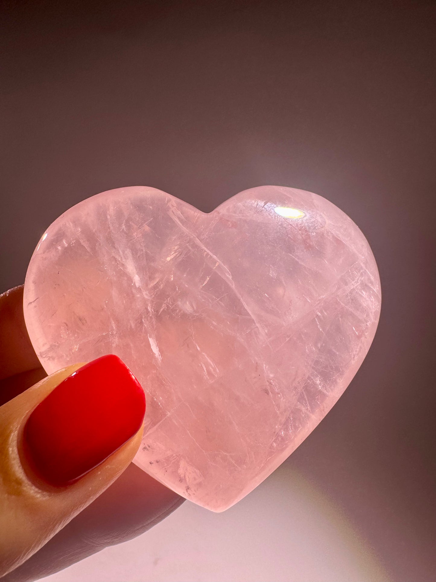 Edelsteinherz aus Brasilien – glänzendes Rosenquarzstück für emotionale Harmonie und Schönheit