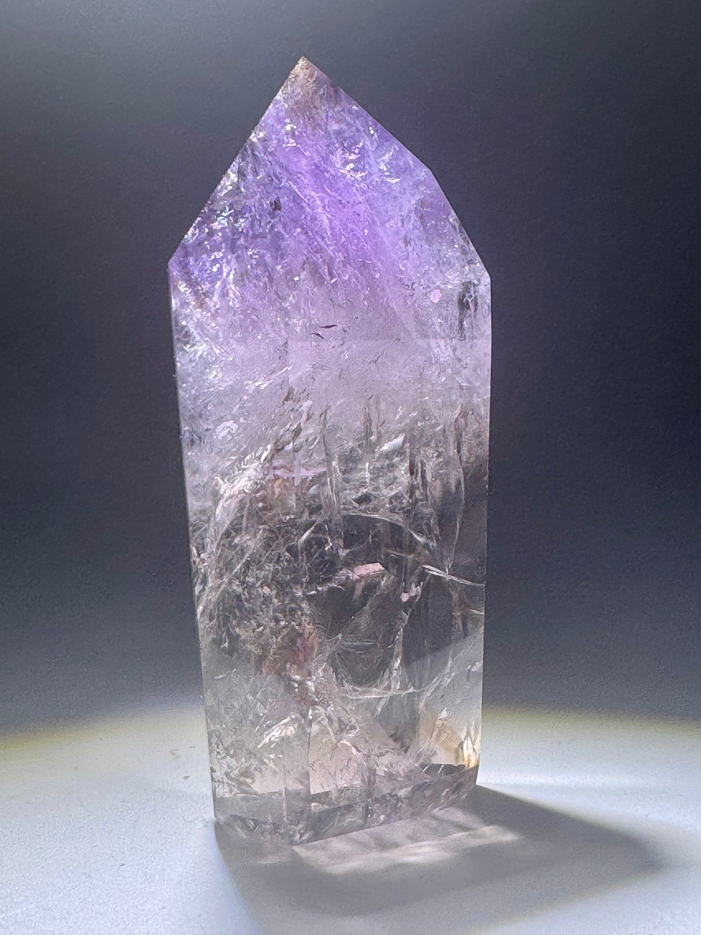 Edelsteinspitze aus Amethyst und Citrin mit seltener UV-Fluoreszenz
