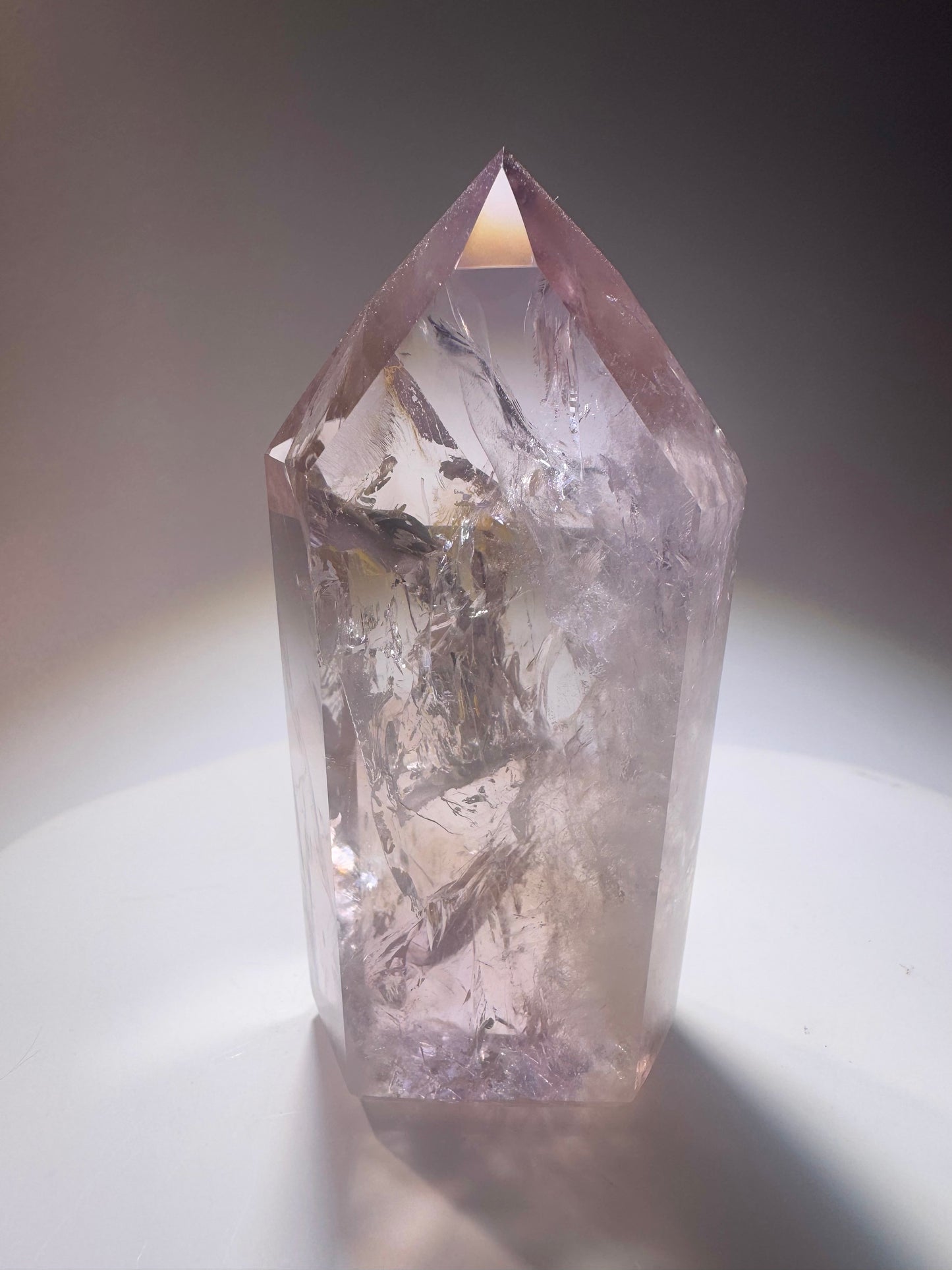 Edelsteinspitze mit violetten und goldenen Phantomen – Amethyst trifft Citrin in harmonischer Balance