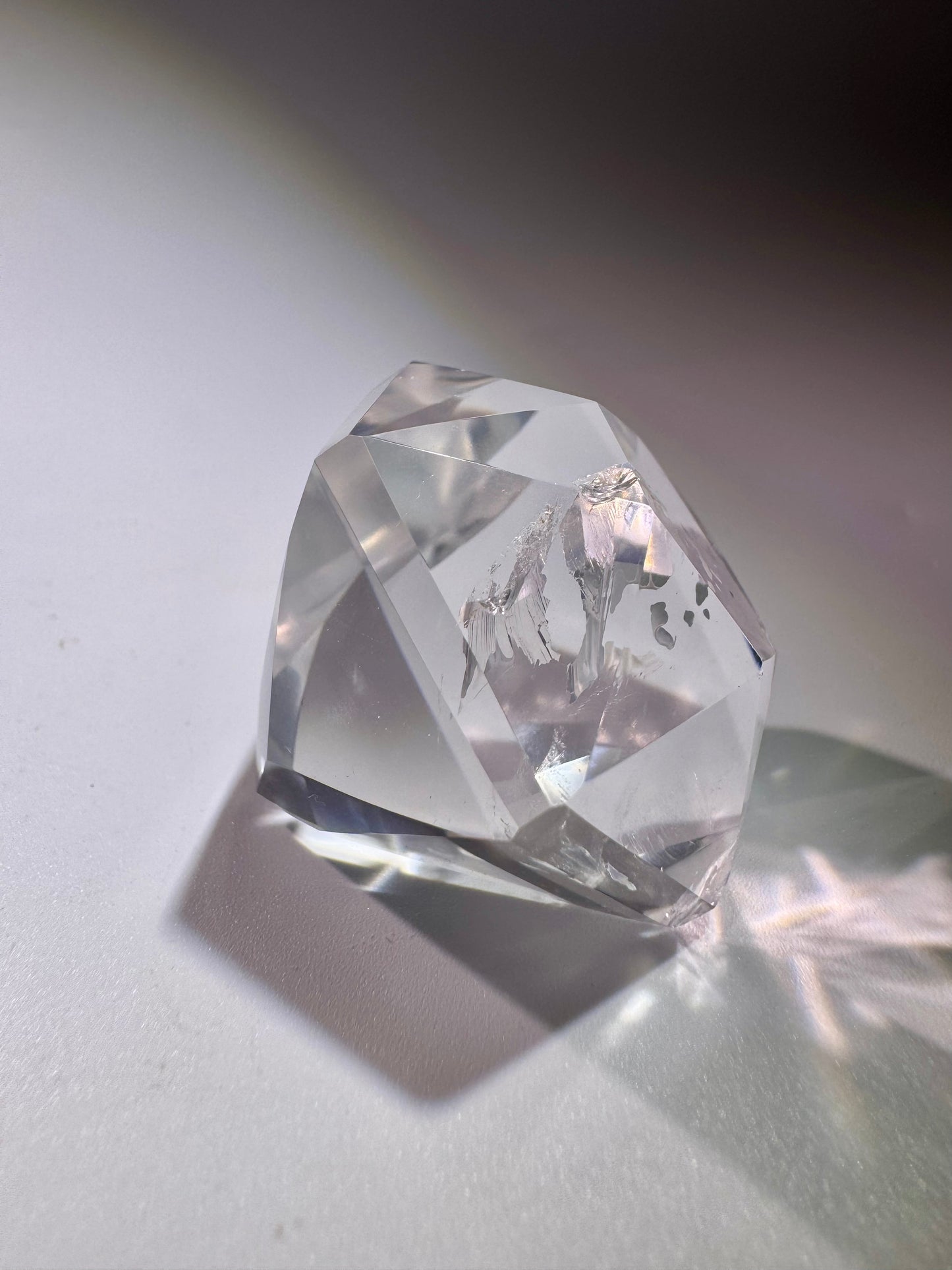 Edler facettierter Dekokristall mit 84 g, transparent mit Diamantschliff und Regenbogen