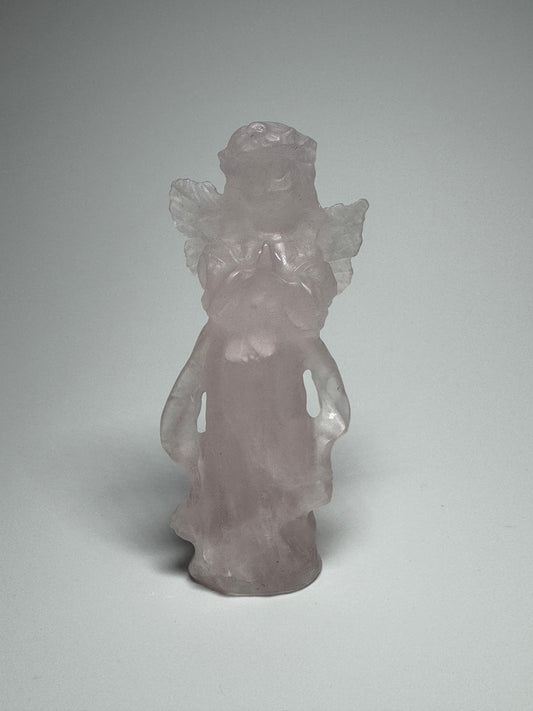 Ein exklusives Einzelstück aus Brasilien: Dieser handgefertigte Engel wurde aus seltenem Ice Rosenquarz liebevoll geschliffen und bringt seine sanfte, beruhigende Energie in besonders reiner Form mit. ✨ Mit einer Höhe von 8 cm und seiner zarten Transparenz ist dieser Edelstein-Engel ein kraftvoller Begleiter für Schutz, Herzöffnung und emotionale Balance. Jeder Engel ist ein Unikat – mit viel Hingabe geschaffen, um dich in deinem Raum lichtvoll zu begleiten.
💗 Herkunft: Brasilien
📏 Grösse: 8 cm
🖐️ Handg