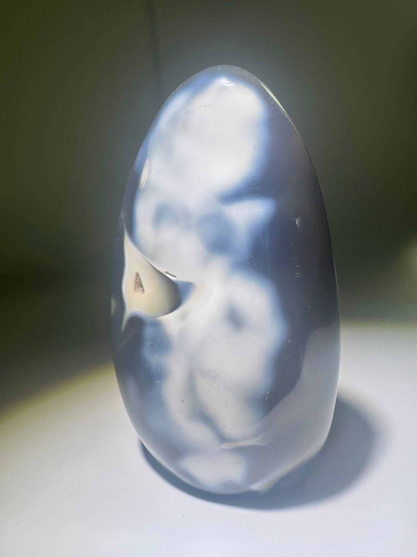 Einzelstück Orca Agate mit rundem Fenster, in dem tausende feine Kristalle funkeln