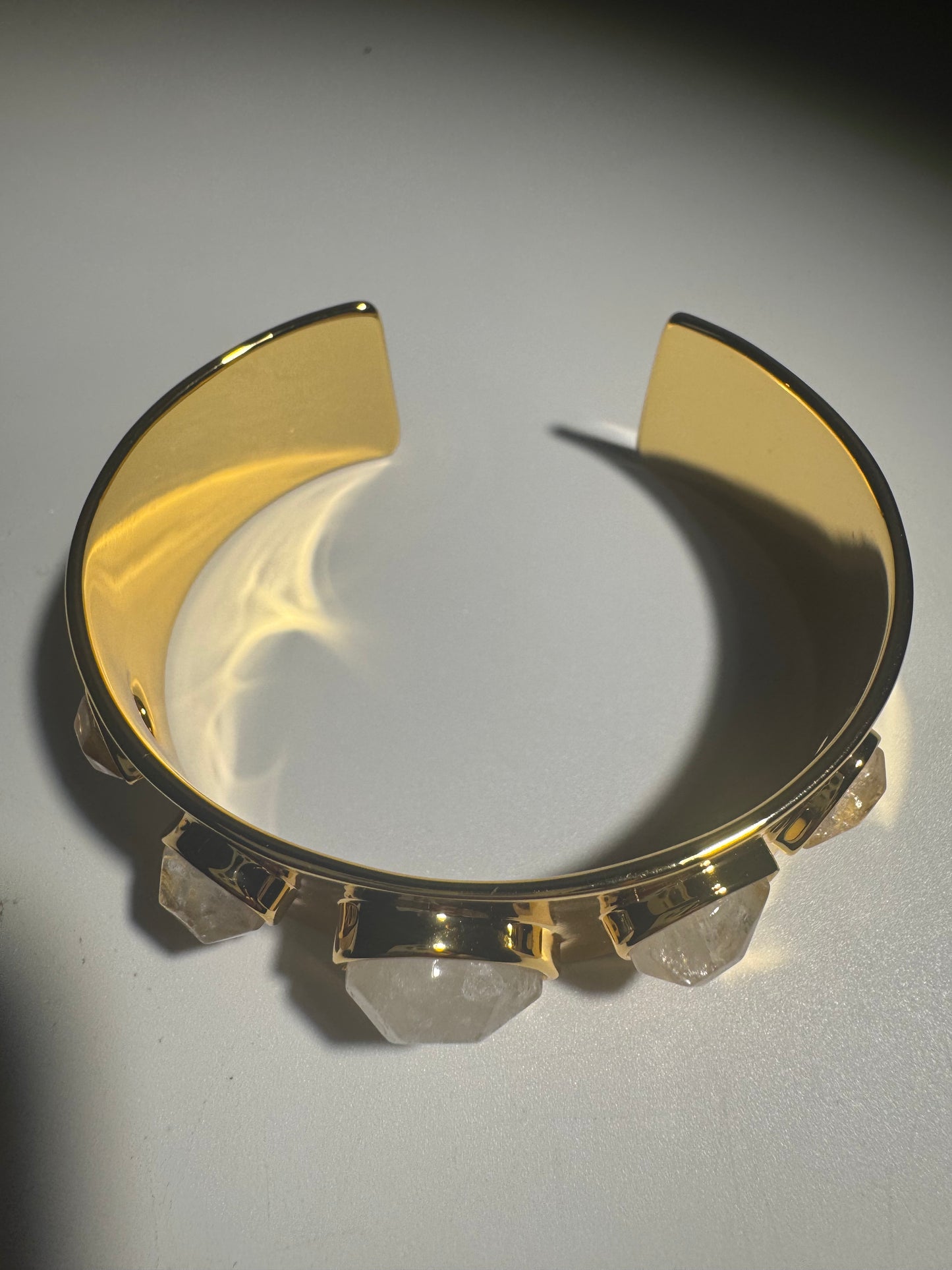 Elegante Bergkristall-Armspange, 18 Karat vergoldet – zeitloser Schmuck mit positiver Energie