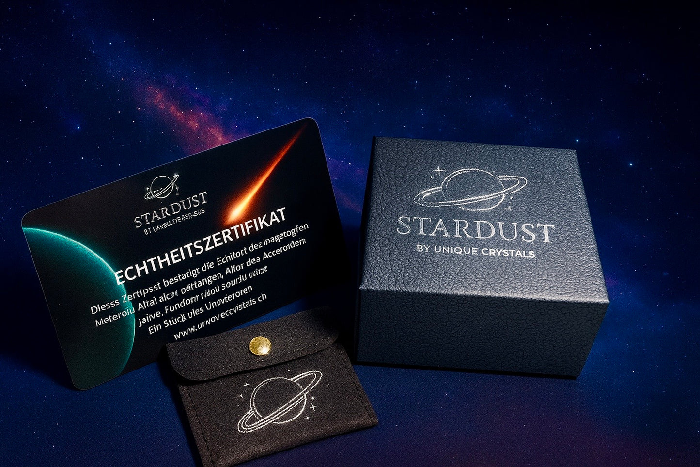Er wird in einer edlen Stardust-Box mit passendem Schmuckbeutelchen geliefert – inklusive Echtheitszertifikat.