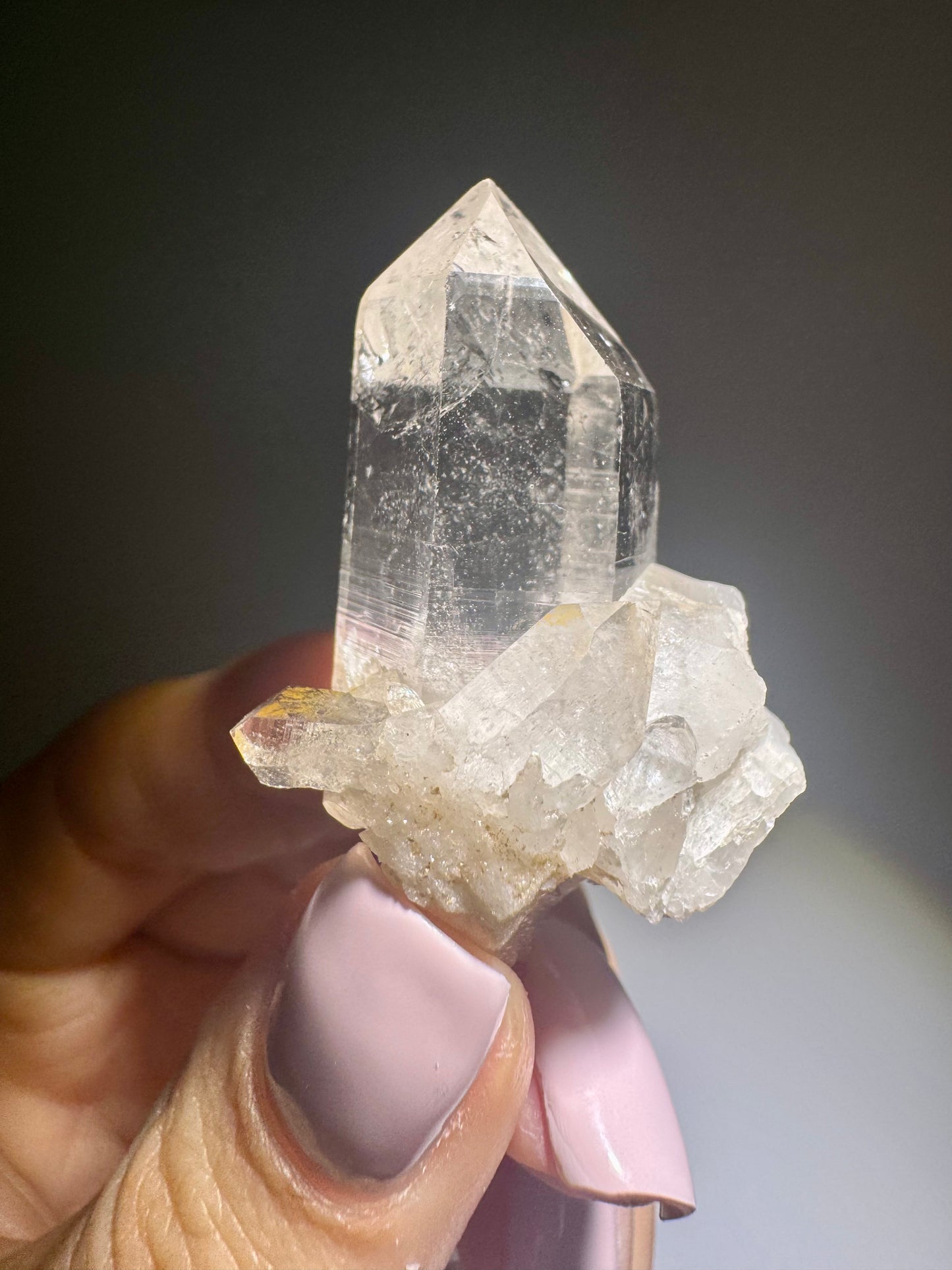 Ethisch gewonnener Kristall aus dem Himalaya – naturbelassener Quarz mit perfekter Spitze