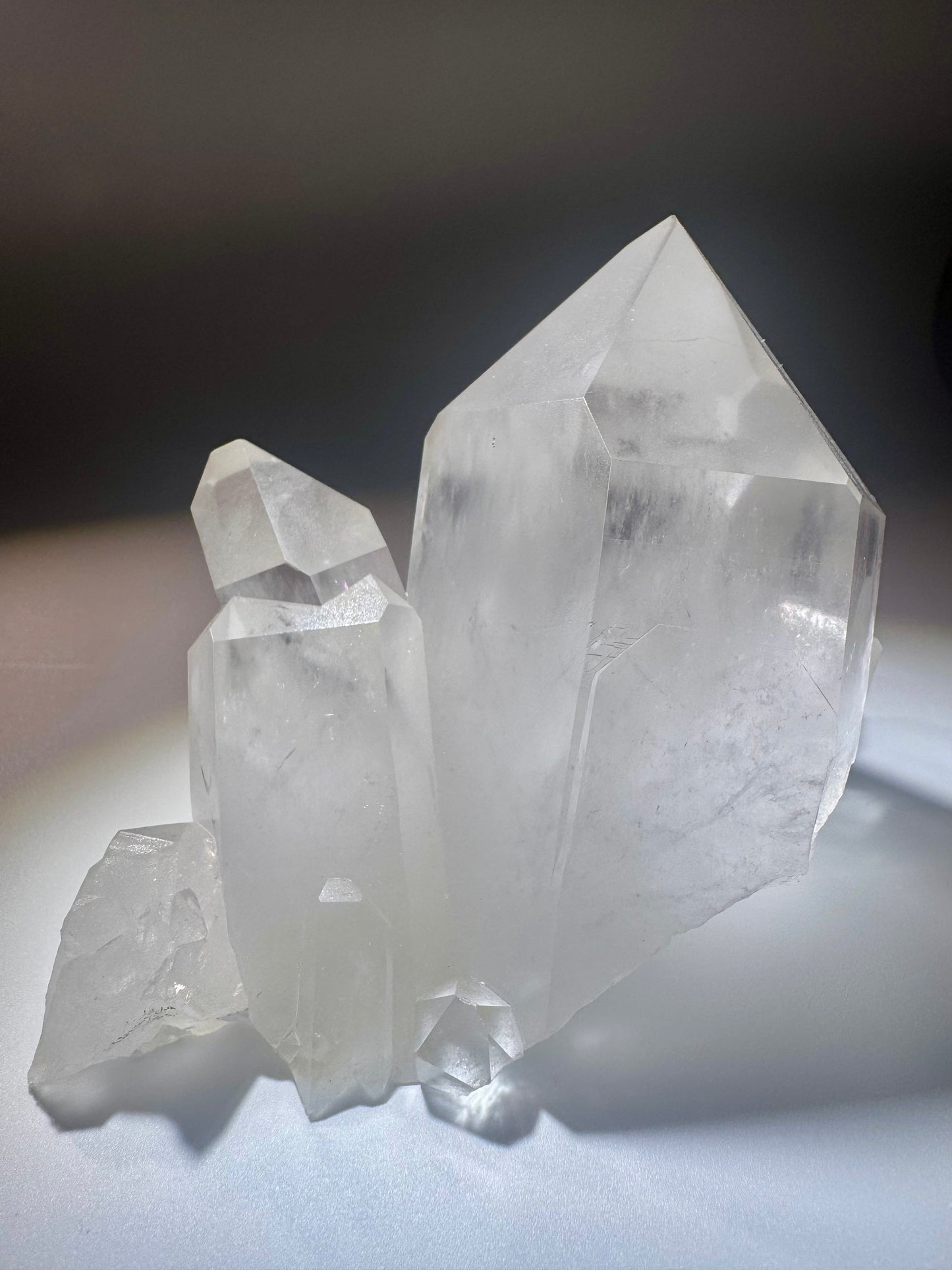 Exklusive Bergkristall Stufe mit glasklaren Kristallen, 12 cm lang, 590 g schwer – einzigartiges Naturkunstwerk aus Brasilien