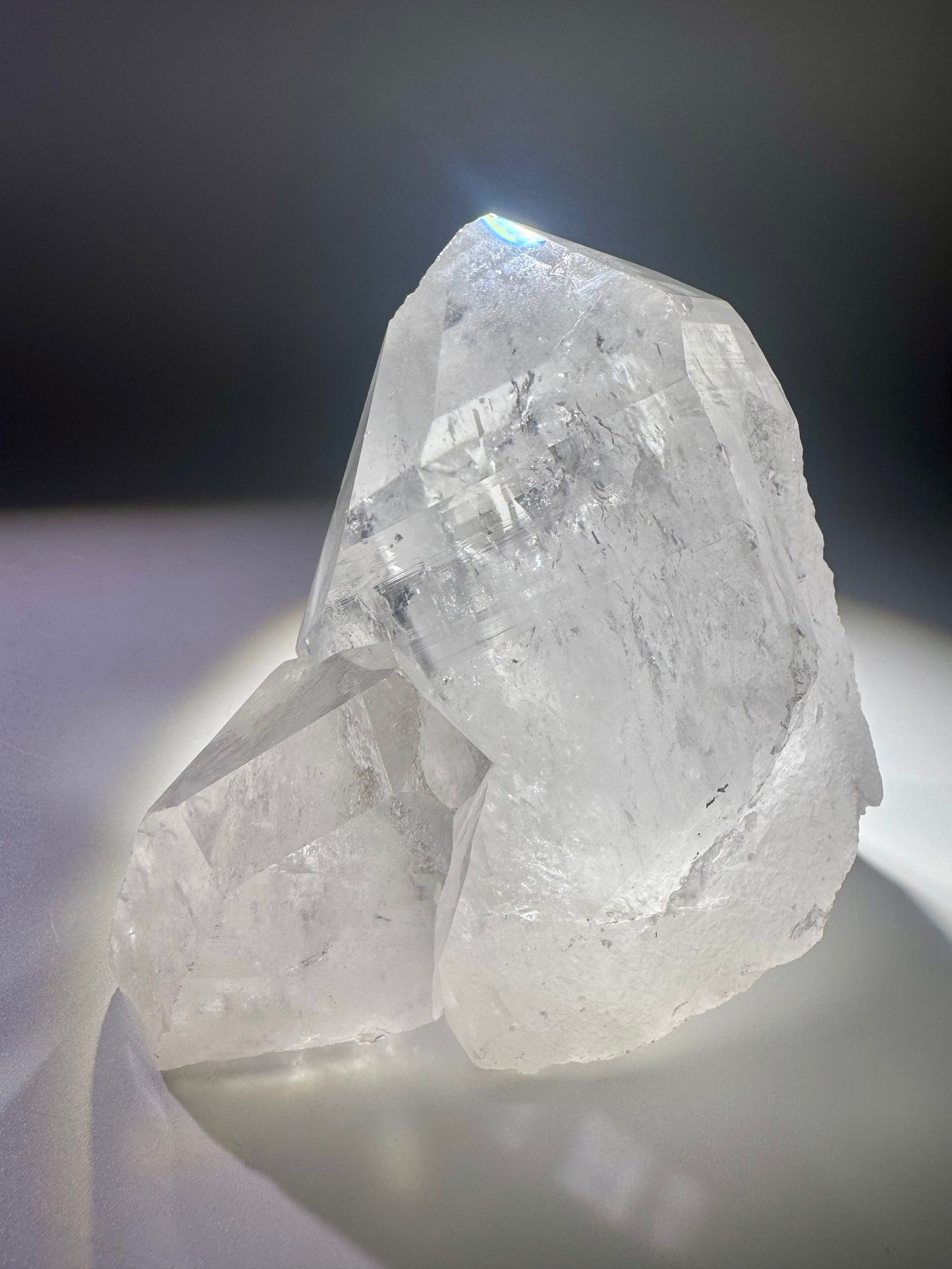 Exklusive Bergkristall Stufe mit klarer Spitze – 10 cm, 763 g, faszinierende Strukturen im Innern