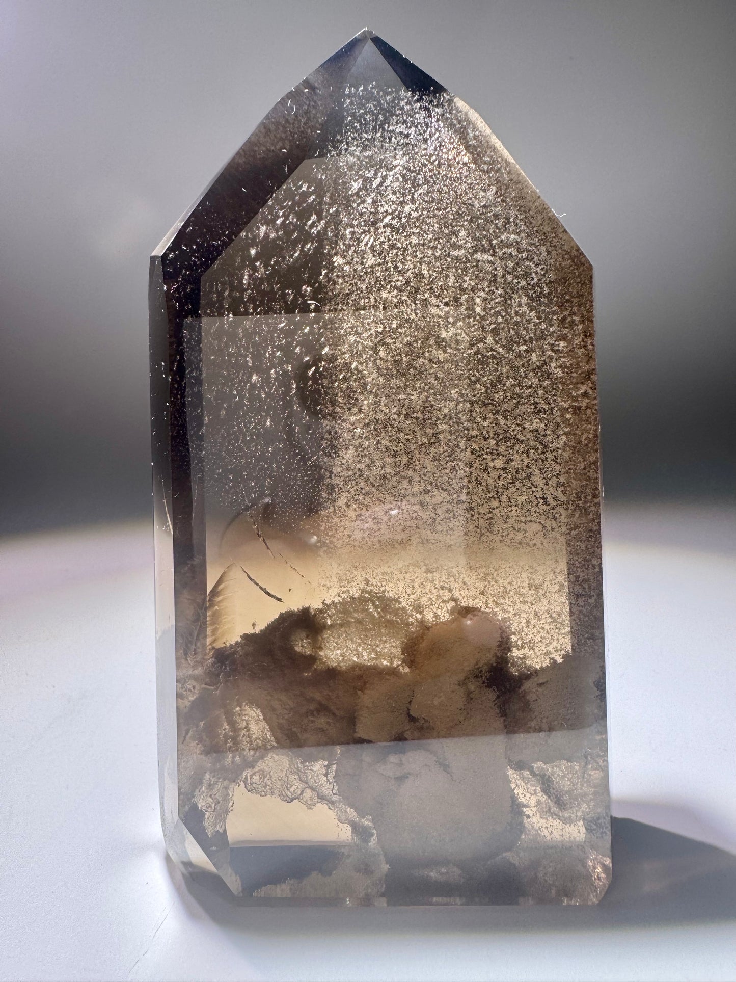 Exklusive Rauchquarzspitze mit Limonitblüten & Schneefantom – 10,3 cm, 256 g