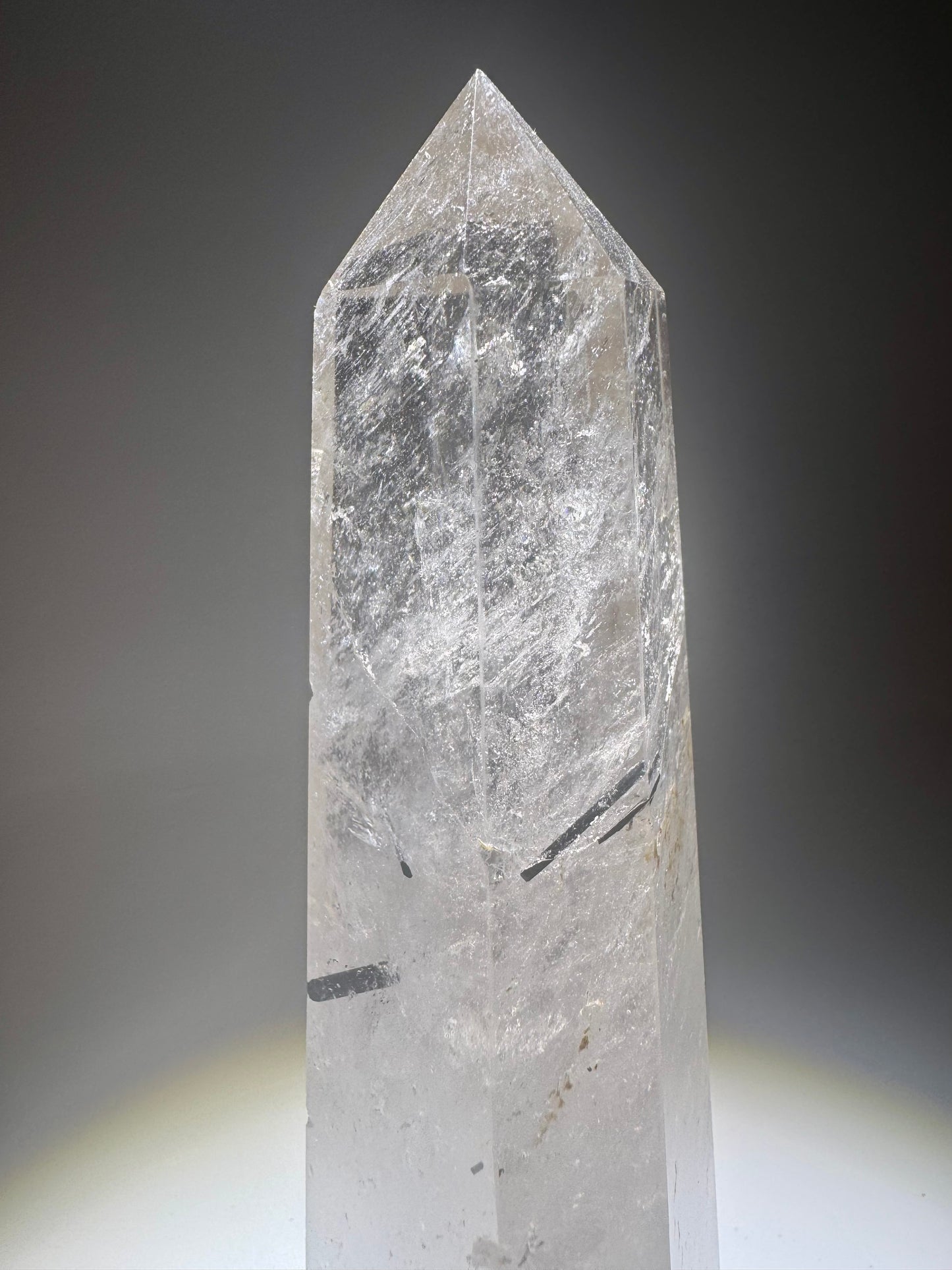 Exklusiver Kristall aus Brasilien – Bergkristall mit Turmalin & Rutil – 13.2 cm