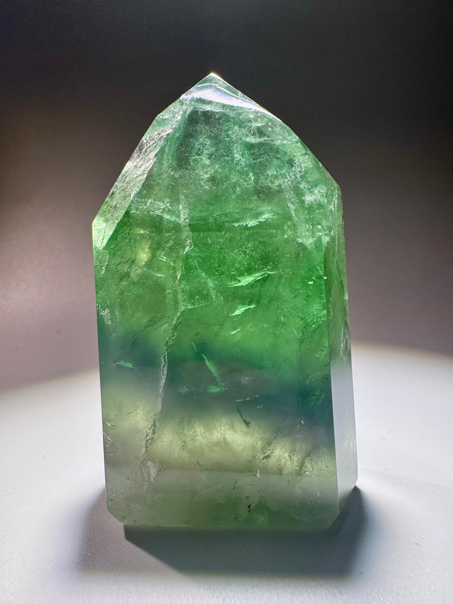 Exklusiver grüner Fluorit 7.4cm – Klarer Edelstein aus Brasilien mit magischem Farbspiel 💚