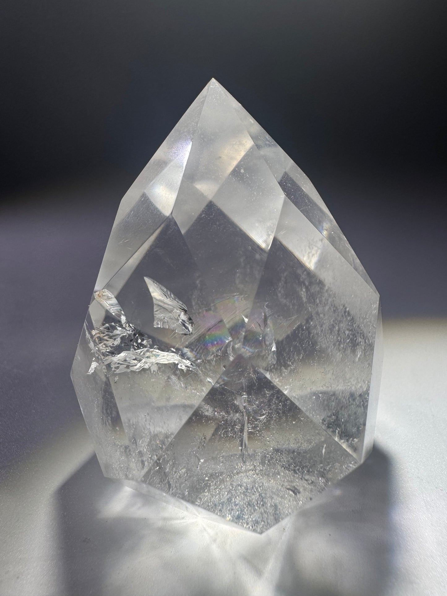 Exklusives Bergkristall-Ornament – 5.8 cm hoch, 149 g schwer, facettiert, glasklar & mit feinem Regenbogen