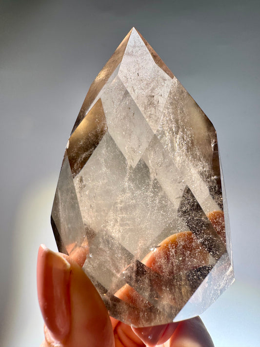 Exklusives Rauchquarz Ornament – facettiert, klar & mit Phantom
